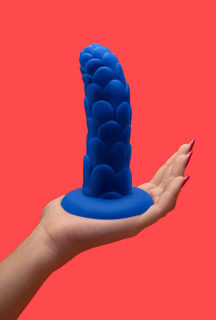 Dildos na mão da modelo - ALPINA G Flower Dildo - pantynova | Sex Shop Produtos Eróticos Online